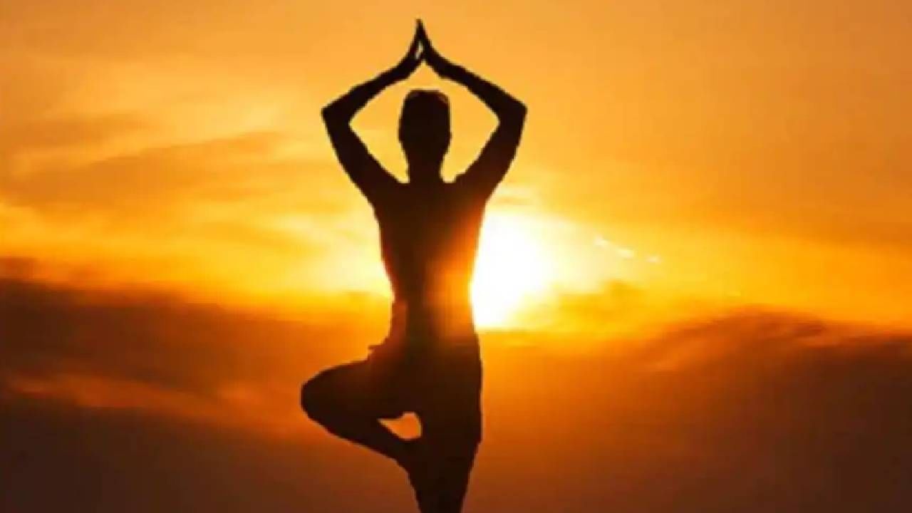 Yoga Day Countdown : छत्रपती शिवाजी महाराज टर्मिनस हेरिटेज बिल्डिंगमध्ये आंतरराष्ट्रीय योग दिनासाठी काउंटडाउन कार्यक्रम