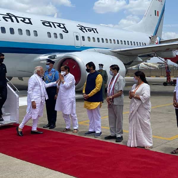 लोहगाव विमातळावर पंतप्रधान मोदी यांचे आगमन झाले तेव्हा उपमुख्यमंत्री अजित पवार यांनी स्वागत केले. यावेळी माजी मुख्यमंत्री देवेन्द्र फडणवीस, खासदार गिरीश बापट उपस्थित होते.