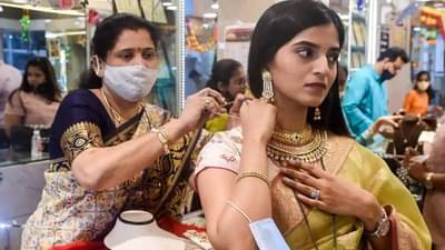 Gold Price Today: सोनं खरेदीचा स्वस्त मुहुर्त; एवढया रुपयांनी घसरल्या किंमती, खरेदीची करा लगबग
