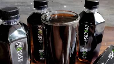 कायम ‘तरुण’ दिसण्यासाठी सेलिब्रिटीमध्ये वाढतोय ‘काळ्या पाण्या; चा ट्रेंन्ड... विराट कोहली पासून …मलायका अरोराही पितात हे 4000 रुपये लिटरचे काळे पाणी!