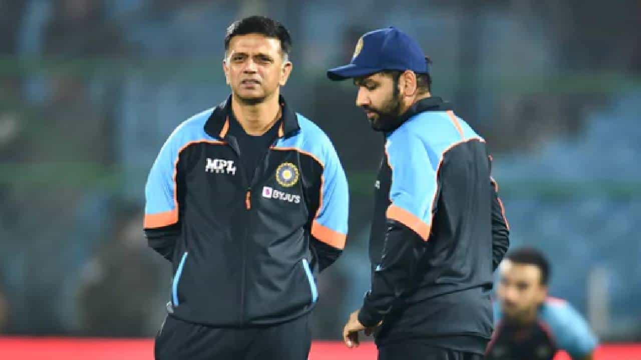 Asia cup 2022: दोन मॅच, दोन ओव्हर, एकसारखीच स्थिती, रोहित-द्रविड जोडीसमोर नवीन टेन्शन