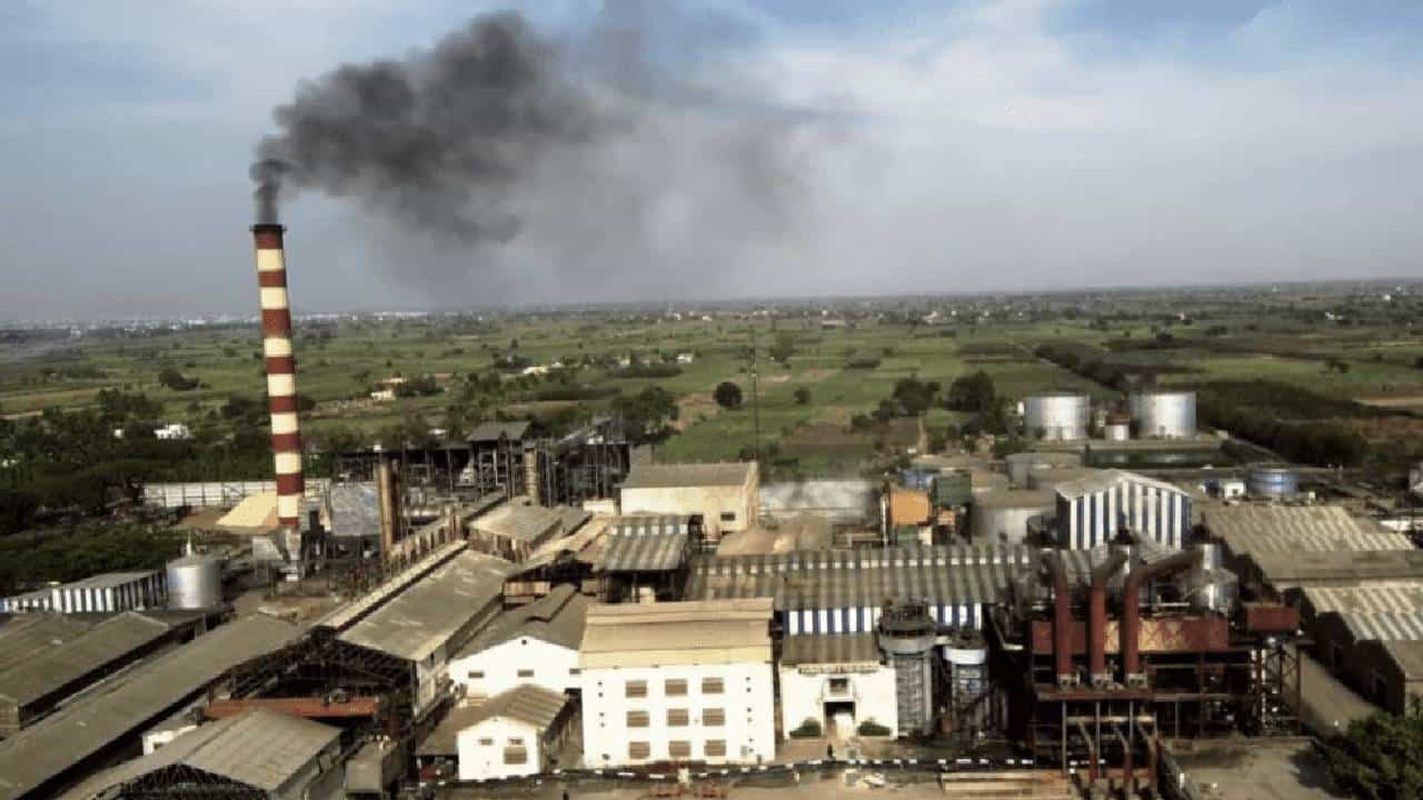 Hingoli : ऊस दरात अनियमितता, शेतकऱ्यांचे कारखान्यासमोरच उपोषण