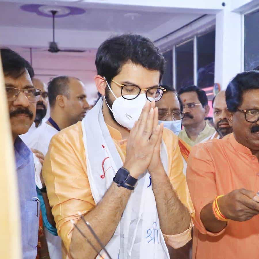 शिवसेना नेते व राज्य पर्यटन मंत्री आदित्य ठाकरे आज अयोध्या दौऱ्यावर आहेत. ते दुपारी अयोध्येत दाखल झाले असून त्यांनी इस्कॉन मंदिरात जाऊन भगवान श्रीकृष्णाचं दर्शन घेतलं.