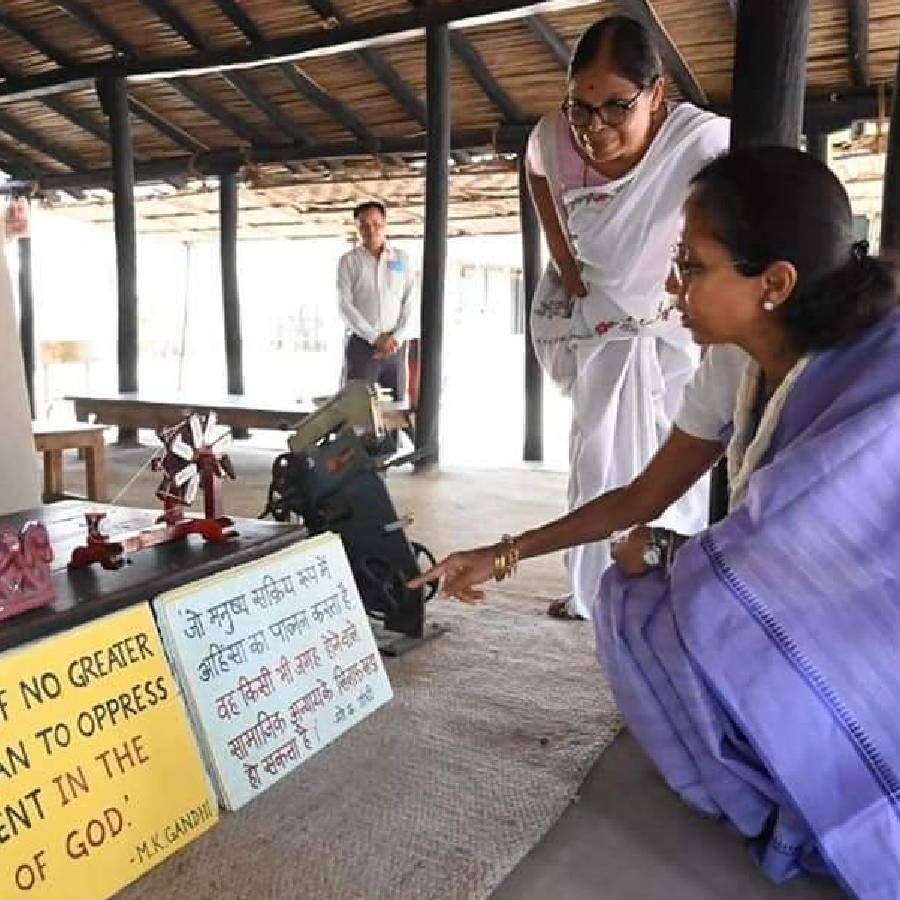 सुप्रिया सुळे यांनी मी सेवाग्राम आणि पवनारला  नेहमी येत असल्याचं सांगितलं. “इथे येऊन मला नेहमीच एक वेगळी ऊर्जा मिळते. ज्या भारताच्या पुत्राने आपल्याला स्वतंत्र मिळवून दिले त्याची एक जाणीव ठेवून, त्यांनी दिलेला आदर्श ठेवून आणि तोच आशीर्वाद ठेवून मी प्रांजलपणे काम करत असते आणि पुढच्या पिढीला हा विचार पोहचविण्याचा प्रयत्न करते”, असं सुप्रिया सुळे यावेळी म्हणाल्या.