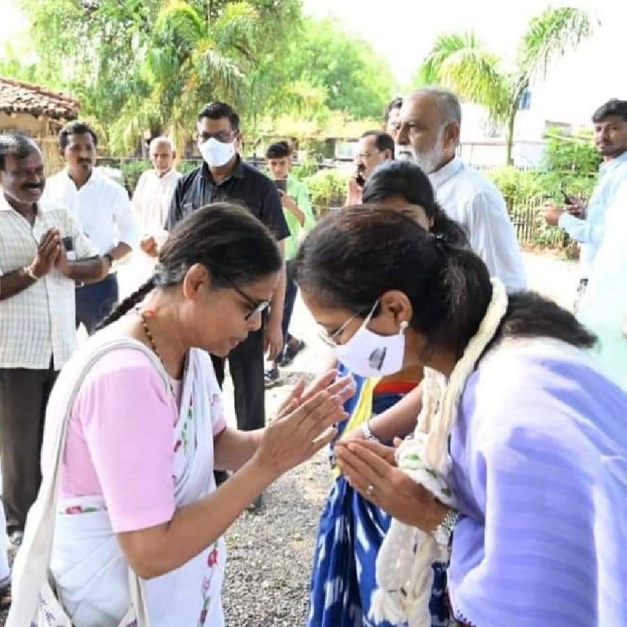 आश्रम प्रतिष्ठानचे अध्यक्षा टी आर एन प्रभू यांनी आश्रमाच्या वतीने सुळे यांचे स्वागत केले. सुप्रिया सुळे यांनी महात्मा गांधी यांना अभिवादन केलं. तसंच विविध विषयांवर आश्रम प्रतिष्ठानच्या पदाधिकाऱ्यांशी चर्चा केली. 