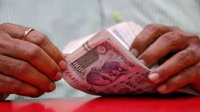 निवृत्तीचं वय आणि पेन्शन रकमेत वाढ?, केंद्राचं कर्मचाऱ्यांना ‘डबल’ गिफ्ट; सरकारची नवी योजना