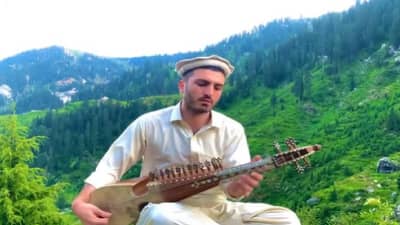 कोई सरहद ना इने रोके; पाकिस्तानी सरोद मास्टरचा व्हिडिओ व्हायरल; तो सरोदवर मेरे हाथ मे तेरा हाथ हो वाजवत आहे... बघा एकदा