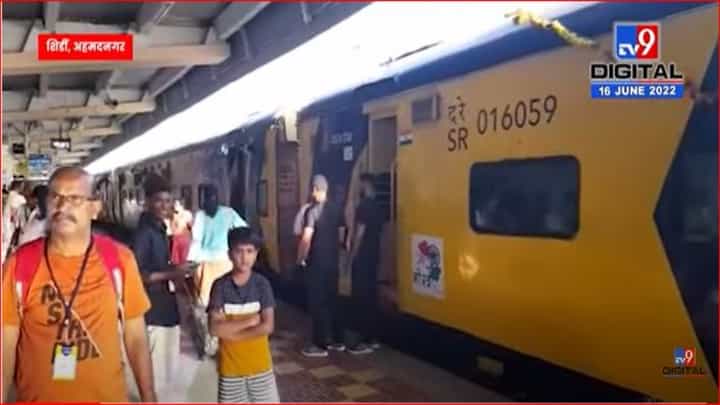 देशातील पहिली खासगी ट्रेन शिर्डीत दाखल देशातील पहिली खासगी ट्रेन शिर्डीत दाखल