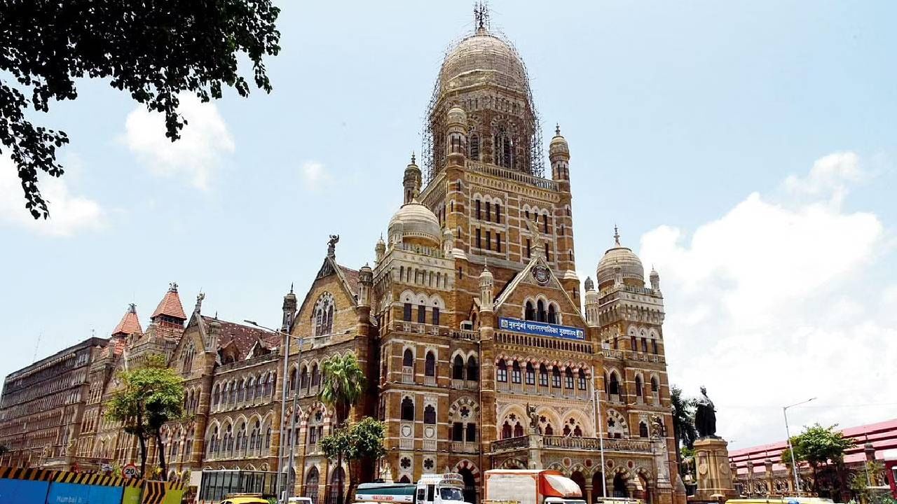 Mumbai : मुंबई पालिका म्हणते, खड्ड्याचा फोटो पाठवा, 24 तासांत बुजवणार, पावसाळ्याच्या तोंडावर फोटो पाठवण्यासाठी नंबर्स जारी !