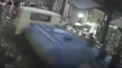 Video : लोक बाजारात भाजी खरेदी करत होते, अचानक पाण्याच्या टँकरची एन्ट्री, 5 जणांना चिरडलं, अंगावर शहारा आणणारा व्हीडिओ