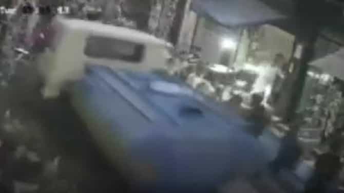 Video : लोक बाजारात भाजी खरेदी करत होते, अचानक पाण्याच्या टँकरची एन्ट्री, 5 जणांना चिरडलं, अंगावर शहारा आणणारा व्हीडिओ