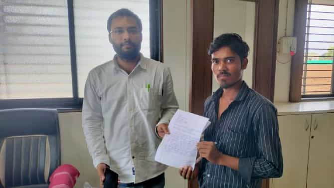 Hingoli Farmer : शेतीत पैसा नाही, पठ्ठ्या म्हणतोय हेलिकॉप्टरचा धंदा करु, शेतकऱ्यानं मागितलं 6 कोटी 65 लाखांचं कर्ज!!