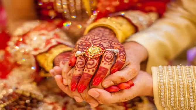 गळ्यात माळा टाकल्यानंतरही तिनं स्पष्ट नकार दिला, आत्तेभावाशी नातं जोडलं, औरंगाबादच्या लग्नातल्या धिंगाण्याची गोष्ट चर्चेत!
