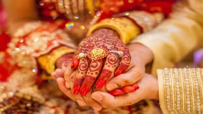 गळ्यात माळा टाकल्यानंतरही तिनं स्पष्ट नकार दिला, आत्तेभावाशी नातं जोडलं, औरंगाबादच्या लग्नातल्या धिंगाण्याची गोष्ट चर्चेत!