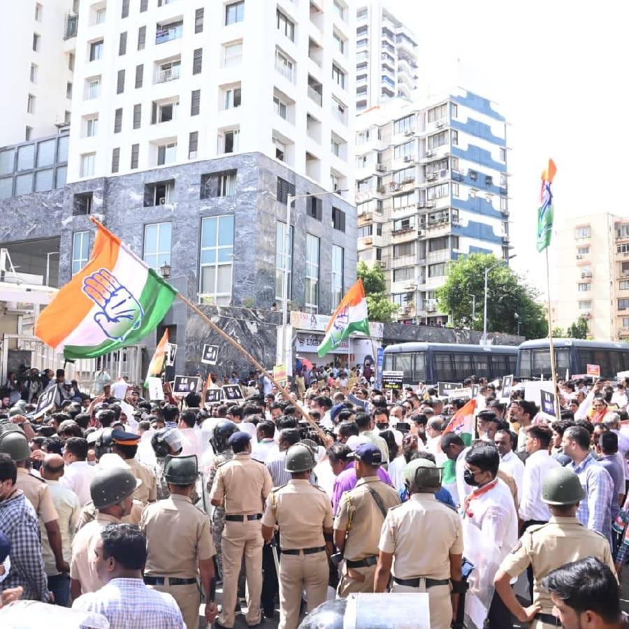 यावेळी शेकडो कार्यकर्ते काँग्रेसच्या या आंदोलनात सहभागी झाले होते.
