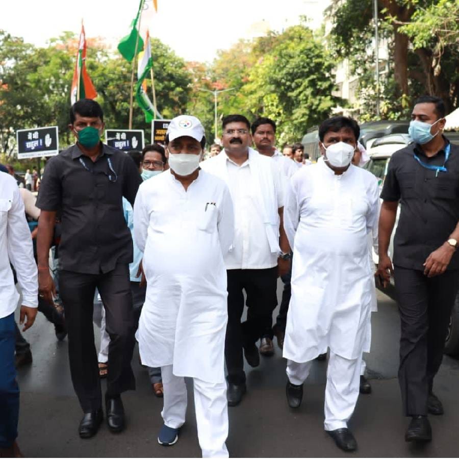 तसेच राहुल गांधी, सोनिया गांधी हे मोदी सरकारच्या दडपशाहीला पुरून उरतील, अशी प्रतिक्रियाही यावेळी काँग्रेस नेत्यांनी दिली आहे.