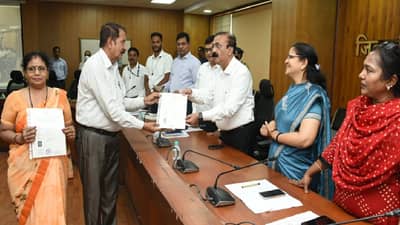 Citizenship Certificates : ठाणे जिल्हाधिकाऱ्यांच्या हस्ते 92 जणांना भारतीय नागरिकत्वाच्या प्रमाणपत्राचे वाटप