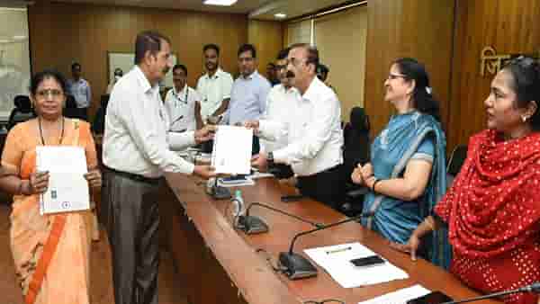 Citizenship Certificates : ठाणे जिल्हाधिकाऱ्यांच्या हस्ते 92 जणांना भारतीय नागरिकत्वाच्या प्रमाणपत्राचे वाटप