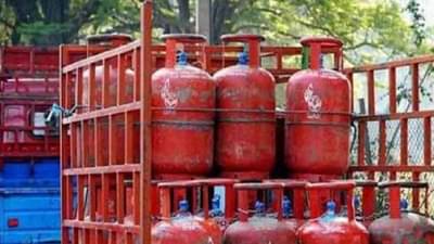 Inflation : गेल्या पाच वर्षांत गॅस सिलिंडरच्या दरात दुपटीने वाढ; भाव 524 वरून 1053 रुपयांवर