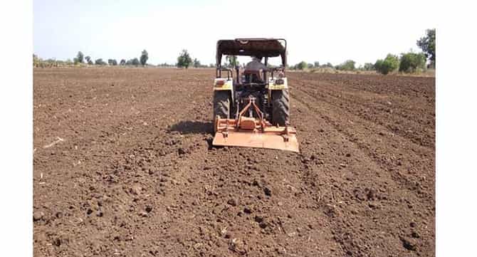 Agricultural : पेरणीच्या दिवसांमध्ये मशागतीची कामे, लांबलेल्या पावसाचा नेमका शेती व्यवसायावर परिणाम काय ?