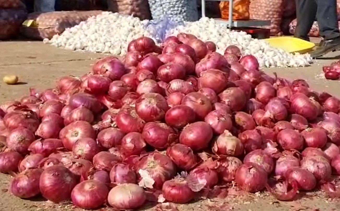 Onion Crop : सरकार बदलले तरी कांदा दराचा वांदा मिटवणारच, कांदा उत्पादक संघटनेच्या मागण्या काय?