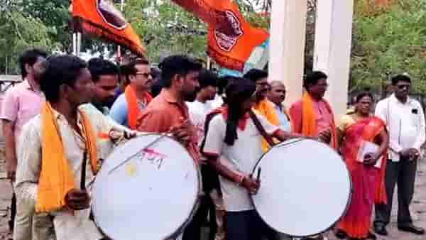 Washim : रासायनिक खतासाठी जिल्हाधिकाऱ्यांनाच शेणखताची बॅग, वाशिममध्ये मनसे स्टाईल आंदोलन