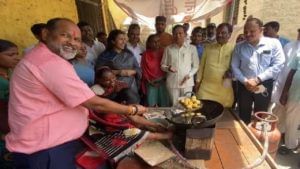 Mahadev Jankar : महादेव जानकरांनी हॉटेलवर तळले बटाटा वडे! राष्ट्रवादी, शिवसेनेच्या आमदारांची मिश्किल टिप्पणी
