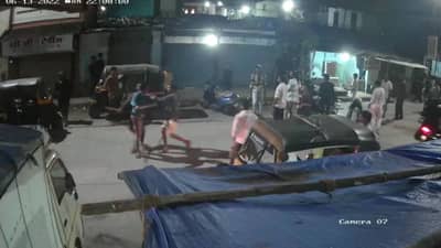 CCTV Video : अंबरनाथच्या वुलन चाळीत गावगुंडांचा धिंगाणा, दुकानदारांकडून पैसे मागत गाड्यांची तोडफोड, गुंडांचा हैदोस सीसीटीव्हीत कैद