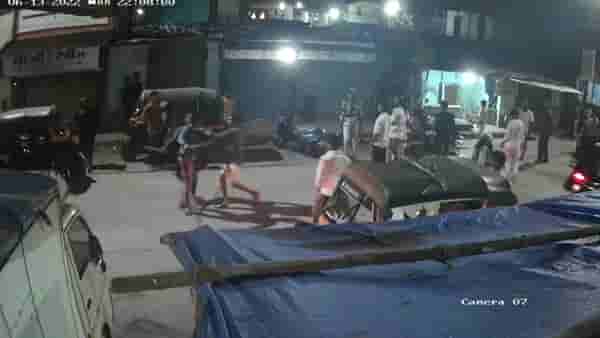 CCTV Video : अंबरनाथच्या वुलन चाळीत गावगुंडांचा धिंगाणा, दुकानदारांकडून पैसे मागत गाड्यांची तोडफोड, गुंडांचा हैदोस सीसीटीव्हीत कैद