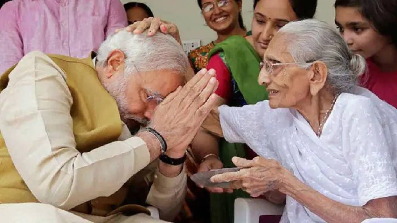 PM Modi in Gujrat : पंतप्रधान नरेंद्र मोदी गुजरात दौऱ्यावर, आईच्या 100 व्या वाढदिवस साजरा करणार; स्वागतासाठी 25x10 फुटाची रांगोळी