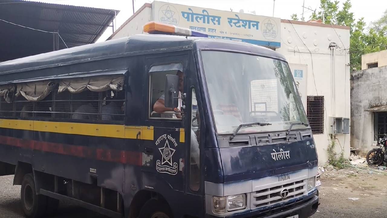 Buldhana Scam : बुलढाण्यातील पतसंस्थेत कोट्यवधींचा घोटाळा प्रकरण, सीआयडीकडून संचालक मंडळाला अटक Buldhana Scam : बुलढाण्यातील पतसंस्थेत कोट्यवधींचा घोटाळा प्रकरण, सीआयडीकडून संचालक मंडळाला अटक