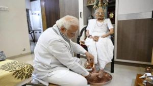 Video: पंतप्रधान नरेंद्र मोदी यांच्या आईचं 100व्या वर्षात पदार्पण! आईचे पाय धुऊन मोदींनी घेतले शुभाशीर्वाद