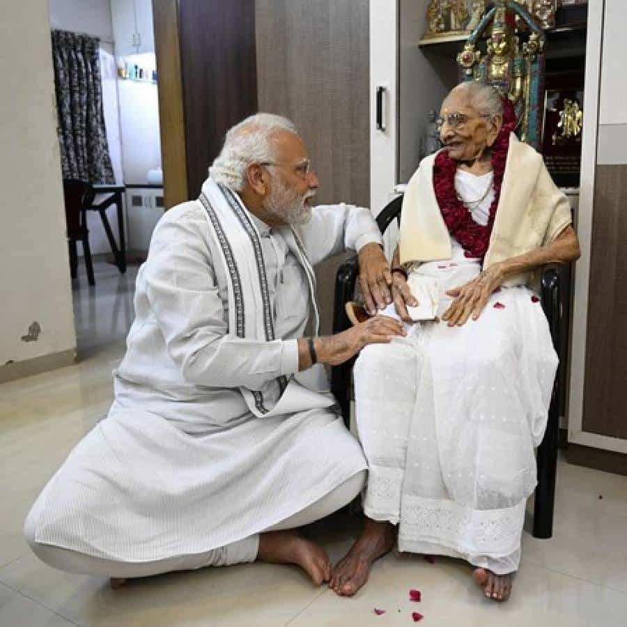 पंतप्रधान नरेंद्र मोदी आजपासून दोन दिवसांच्या गुजरात दौऱ्यावर आहेत. आज पंतप्रधान मोदीनी आईच्या 100 व्या वाढदिवसानिमित्त त्यांची खास गांधीनगर येथील घरी जाऊन भेट घेतली. त्यांनी काही वेळ आपल्या आईसोबत घालवला