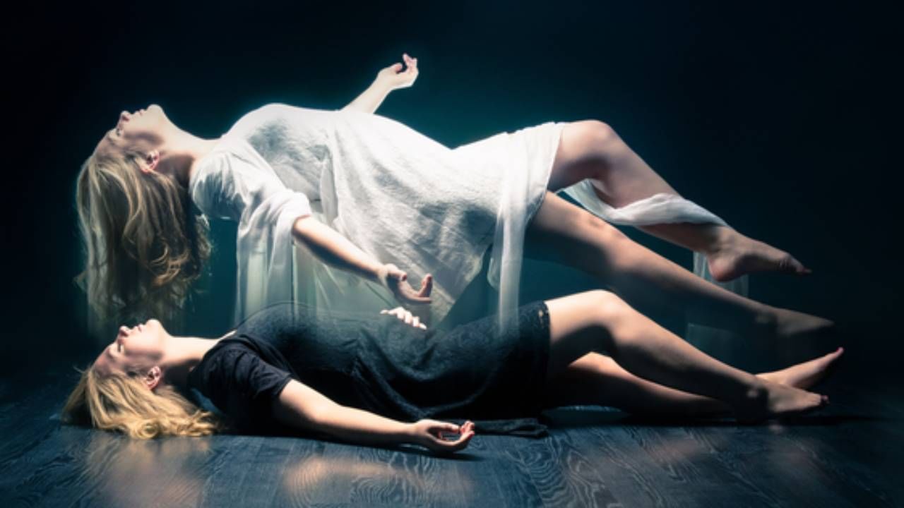 Just before death: मृत्यू होण्याआधी नेमके काय दिसते? 'या' गोष्टी घडत असतील तर समजून जा तुमचा... Just before death: मृत्यू होण्याआधी नेमके काय दिसते? 'या' गोष्टी घडत असतील तर समजून जा तुमचा...
