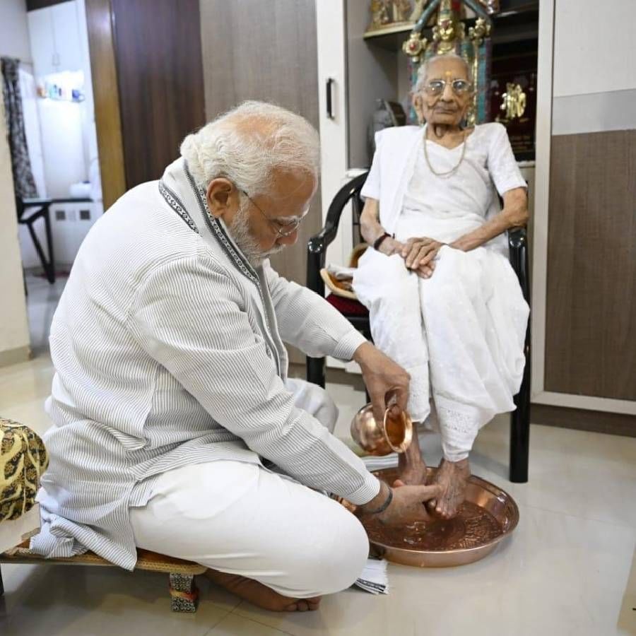  पंतप्रधान मोदी  यांच्या आईने हिराबेन मोदी यांनी वयाच्या 100 व्या वर्षात पदार्पण केलं आहे  याच औचित्य साधत .त्यांनी काही वेळ आपल्या आई सोबत घालवला. 