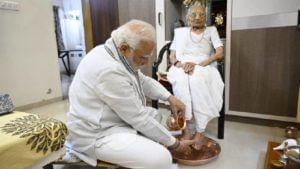 PM Narendra Modi: आई तुझा आशीर्वाद! पंतप्रधानांच्या गुजरात दौऱ्याची सुरुवात आईच्या भेटीने, पाहा खास फोटो 