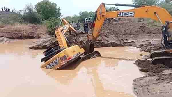 Akola Accident | अकोल्यात जेसीबी, पोकलँक मशीन चिखलात फसली, दार बंद झाल्याने मजूर जमिनीत पुरला, सकाळी मृतदेहचं सापडला!