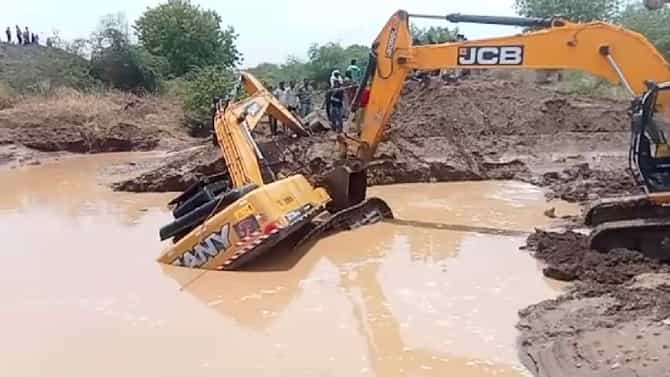 Akola Accident | अकोल्यात जेसीबी, पोकलँक मशीन चिखलात फसली, दार बंद झाल्याने मजूर जमिनीत पुरला, सकाळी मृतदेहचं सापडला!