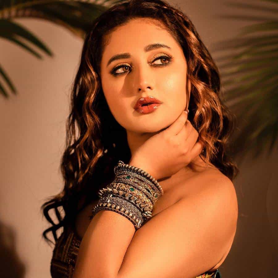 बिगबॉसमधील सहभागी व अभिनेत्री रश्मी देसाई आपल्या ग्लॅमरस अंदाजातील फोटो,व्हिडीओ सोशल मीडियावर पोस्ट करत चाहत्यांना कायम अपडेट ठेवत अस