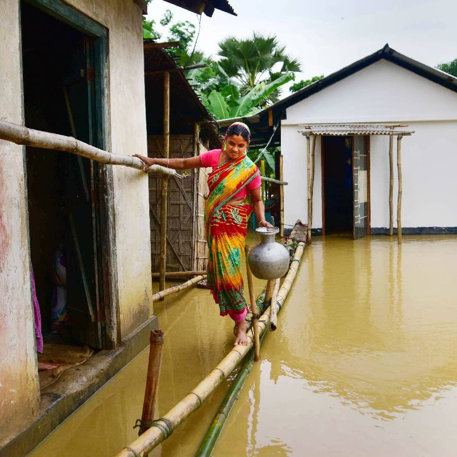 दोन दिवसांपासून पडत असलेल्या  मुसळधार पावसामुळे पूर येऊन 13 बंधारे, 64 रस्ते आणि पूल खराब झाल्याची माहिती आपत्ती व्यवस्थापन प्राधिकरणाने  दिली आहे.