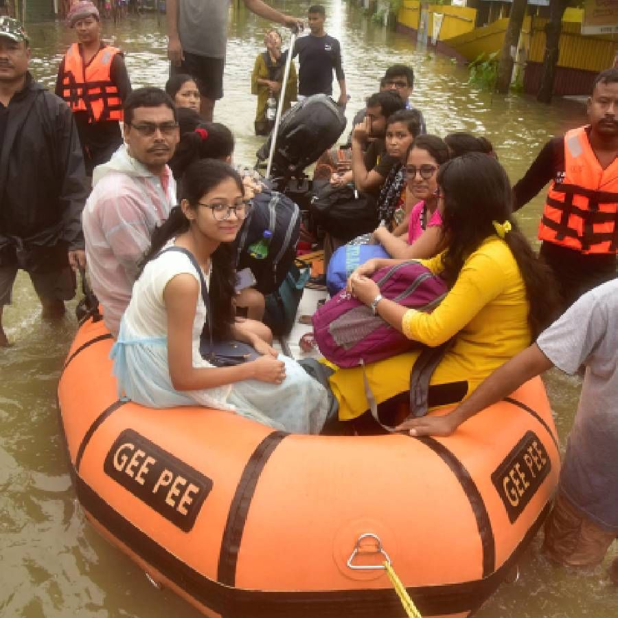  काल (शुक्रवार) पासून सुरु असलेल्या  पावसात दोन मुलांसह 9 जणांचा मृत्यू झाला आहे. भारतीय हवामान खात्याने येत्या 24 तासांत मुसळधार  पावसाची शक्यता आहे. त्याचबरोबर विभागाकडून राज्यात यलो अलर्ट जारी करण्यात आला आहे.
