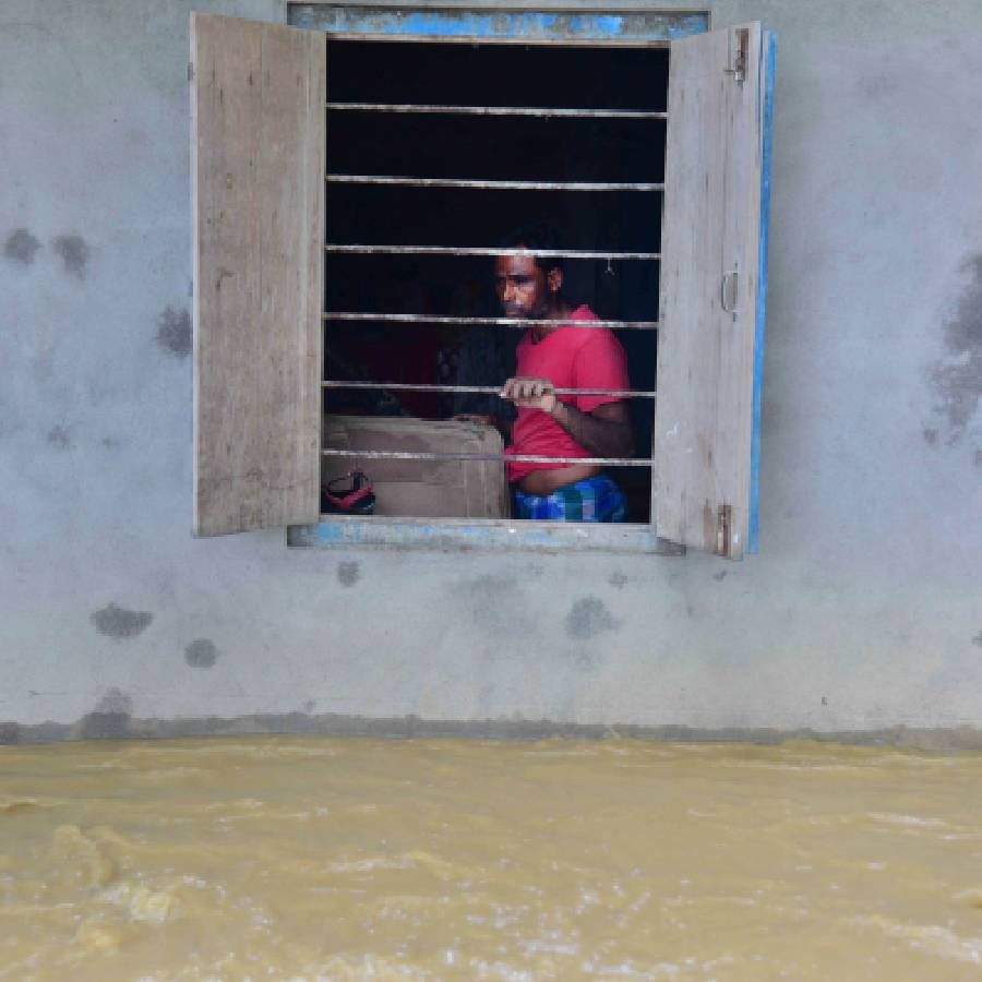  पूरग्रस्त भागातील एक लाखाहून अधिक लोकांना मदत छावण्यांमध्ये सामावून घेण्यात आले आहे. दुसरीकडे  पुरामुळे रेल्वे वाहतुकीवर परिणाम झाला  आहे.
