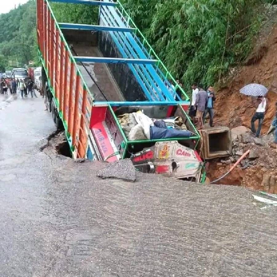 मुसळधार पाऊस व पुरामुळे राज्यातील बजली जिल्हाला  सर्वाधिक फाटका बसला आहे. येथील पुरामुळे एकूण 3.55 लाख लोक बाधित झाल्याची मी, माहिती समोर येत आहे