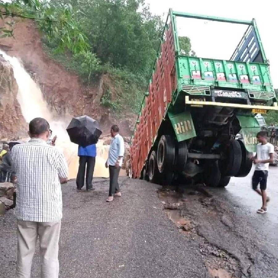 मुसळधार पावसामुळे आलेल्या पुरात ईशान्य रेल्वेच्या लुमडिंग विभागातील जमुनामुख आणि जुगीजन विभागांदरम्यानची  रेल्वे सेवा विस्कळीत झाली आहे.
