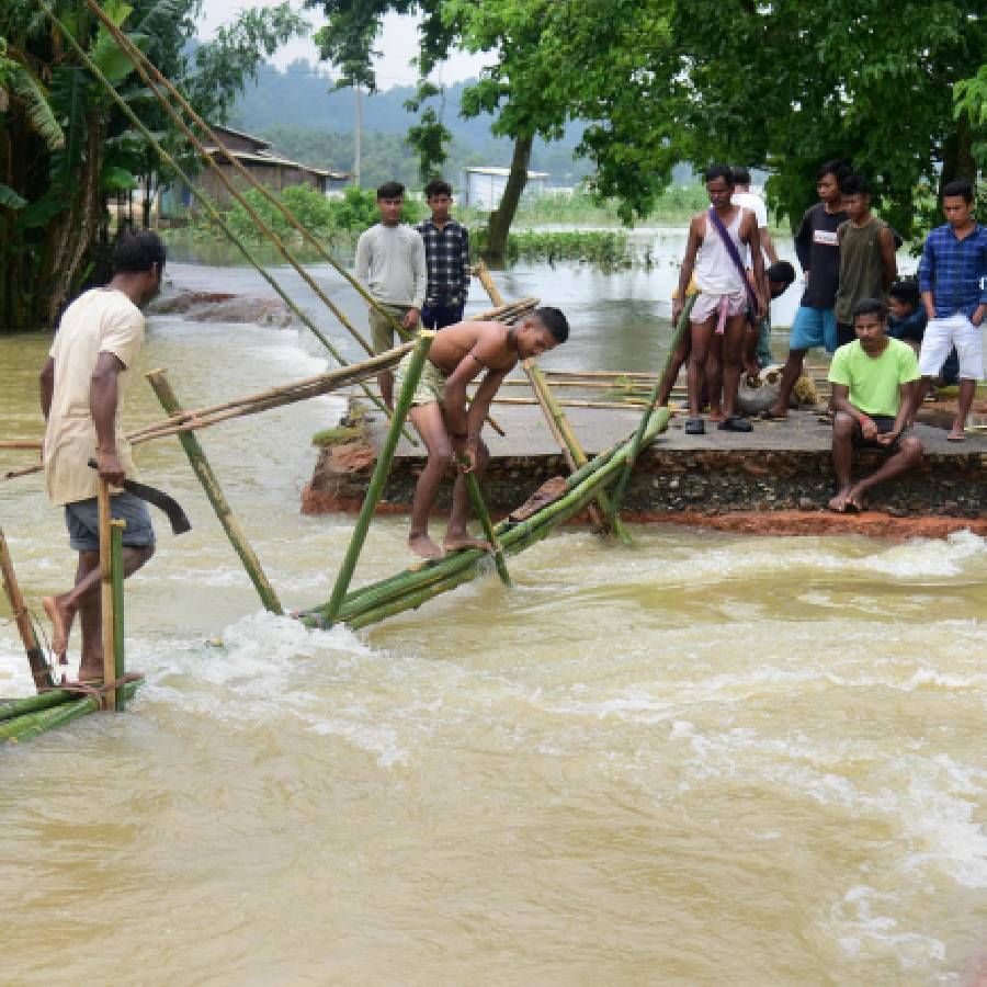 
आसाम राज्यात मुसळधार पावसामुळे पूर आला असून  जनजीवन  विस्कळीत झाले आहे. राज्यातील 28 जिल्ह्यांतील 2930 गावांतील 19 लाख लोक पुरामुळे बेघर झाले आहेत.