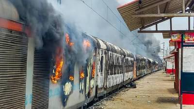 Agneepath in Bihar : अग्निपथवरून बिहार सुन्न; कायदा आणि सुव्यवस्थेचे तीन तेरा, पोलिसांवर गोळीबार, पोलिसांनीही झाडल्या 100 गोळ्या