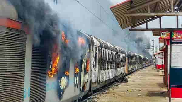 Agneepath in Bihar : अग्निपथवरून बिहार सुन्न; कायदा आणि सुव्यवस्थेचे तीन तेरा, पोलिसांवर गोळीबार, पोलिसांनीही झाडल्या 100 गोळ्या