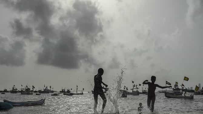 Monsoon Alert : मुंबईकरांनो सावधान, समुद्रकिनारी जाऊ नका; रेड अॅलर्टच्या पार्श्वभूमीवर पालिकेच्या सूचना