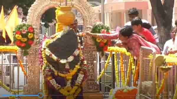 साडे साती दूर करणाऱ्या शनिदेवाला आता स्वतःच्या हाताने करा तैलाभिषेक, शनिशिंगणापूर संस्थानची आजपासून सेवा, शुल्क किती?