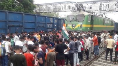 Agneepath Recruitment Scheme : राजस्थानमध्येही अग्निपथ! जयपूर-दिल्ली राष्ट्रीय महामार्ग ठप्प; रेल्वे स्टेशनची तोडफोड, कोटा-पाटणा एक्सप्रेस रद्द